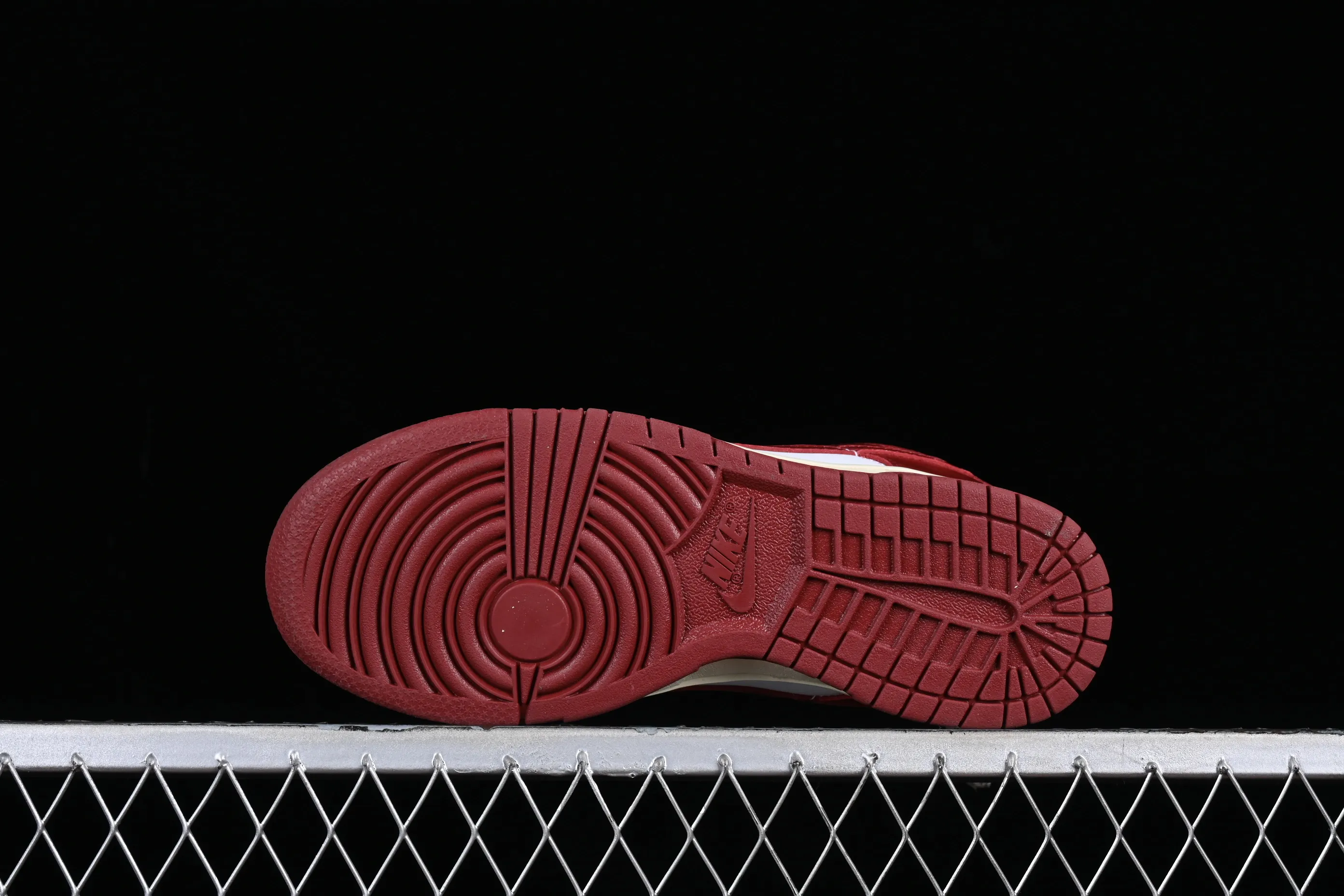 All Categories Nk SB Dunk Series Nk SB Dunk Low Low-top sneakers Cost-effective version Nk Dunk Low Prm "Team Red" Retro white and red SB low-top sports and leisure sneakers FJ4555-100